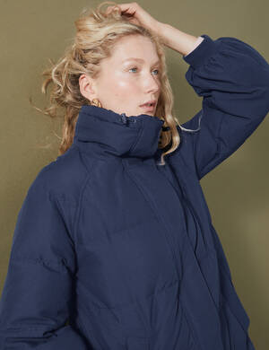 marksandspencer_AW22_T53_4288U_oversized kabat s perim a technologii Stormwear_modra_modelka4499Kc.jpg